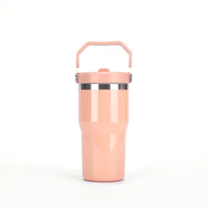Nahaufnahme des pinken Edelstahl Bechers mit Henkel, zeigt glatte Oberfläche und Deckeldesign.
