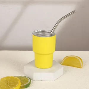 Detalle de la mini taza térmica de acero inoxidable amarillo brillante con pajita.