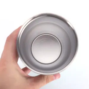 Edelstahl Becher Innenwand Detailaufnahme, glatte 304 Edelstahlverarbeitung sichtbar.