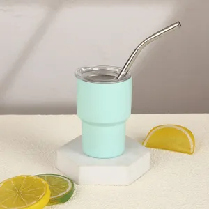 Vista detallada del mini vaso térmico de acero inoxidable verde menta con pajita.
