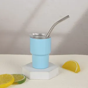 Primer plano del mini vaso térmico de acero inoxidable azul claro con detalle de pajita.