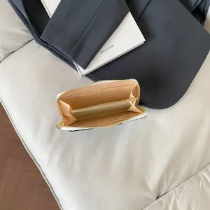 Detaillierte Innenansicht einer Vintage langen gewebten Stofftasche mit Kartenfächern