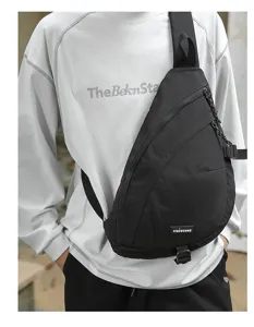 Detailansicht eines Modells mit einer vielseitigen schwarzen Nylon-Brusttasche für Alltag