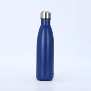 Detailansicht der isolierten 40oz Edelstahl Trinkflasche in schicker blauer Farbe.