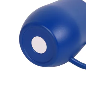 Tazza da caffe isolata sottovuoto in acciaio inossidabile blu vista inferiore tazza manico