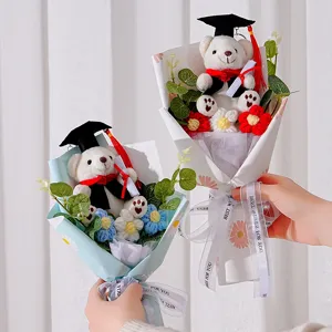 Detalle de un ramo de oso de graduación con flores de lana hechas a mano a ganchillo