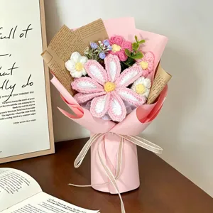 Dettaglio ravvicinato di un bouquet di fiori all'uncinetto rosa e bianco fatto a mano