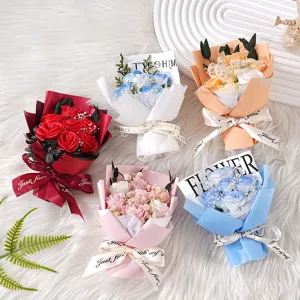Kleine künstliche Rosensträuße mit Geschenkverpackung, ideal für Valentinstag Dekoration.