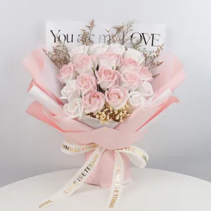 Vista detallada de un elegante ramo de rosas de jabón rosa y blanco con cinta de regalo