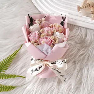 Detailansicht eines rosa Rosen-Seifenblumenstraußes mit Trockenblumen und Schleife.