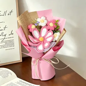 Dettaglio ravvicinato di un bouquet di fiori di lana all'uncinetto rosa fatto a mano