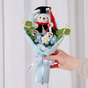 Detalle de flores de ganchillo hechas a mano y ramo de osos de graduación para estudiantes