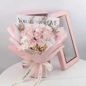 Elegante ramo de rosas de jabón rosa y blanco en una caja de regalo para San Valentín