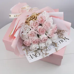 Vista macro detallada de un ramo de rosas de jabón rosa y blanco en papel rosa elegante y cinta