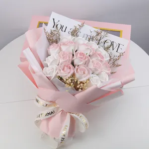 Vista detallada de ramo de flores de jabón con rosas rosas y caja de regalo