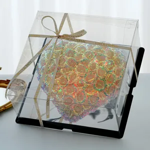 Detalle de caja de regalo de rosa iridiscente flor eterna, altavoz bluetooth de espejo brillante.