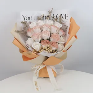 Ramo de rosas de jabón hecho a mano en elegante melocotón y blanco para San Valentín