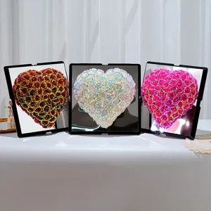 Vista detallada de cajas de regalo con espejo de rosas en forma de corazón iridiscente.