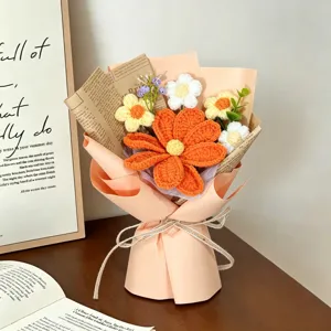 Vista dettagliata di un bouquet di cosmo fatto a mano all'uncinetto in carta regalo pesca.