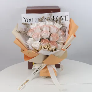 Primer plano detallado de un ramo de rosas de jabón artificiales en una caja de regalo marrón