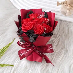 Roter künstlicher Rosen Blumenstrauß mit Schleife für Valentinstag Party Deko Detailansicht