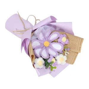 Dettaglio di un bouquet di fiori all'uncinetto fatto a mano in carta viola