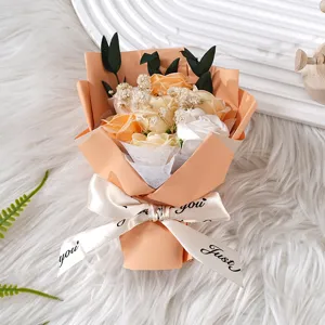 Mini Seifenrosen Blumenstrauß mit Schleife und Trockenblumen für Geschenkboxen.