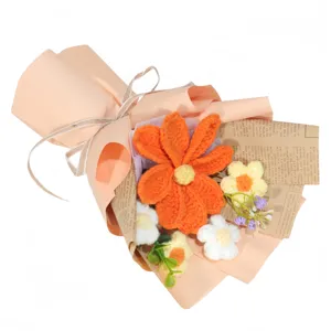 Bouquet di fiori all'uncinetto fatto a mano con fiori arancioni e confezione regalo