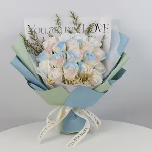 Vista detallada de un ramo de flores de jabón hecho a mano con rosas azul hielo.