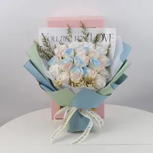 Elegante ramo de rosas de jabón azul hielo con detalles de paniculata y cinta blanca
