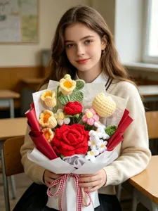 Giovane donna con un colorato bouquet di fiori fatti a mano all'uncinetto in classe