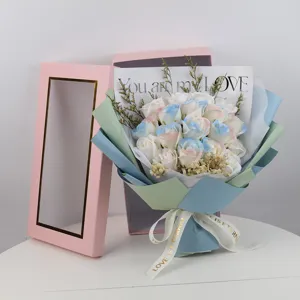 Exquisito ramo de rosas de jabón azul hielo con paniculata en una caja de regalo rosa