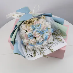 Detalle de ramo de rosas de jabón azul hielo en una caja de regalo rosa para San Valentín