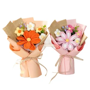 Mazzi di fiori Cosmos fatti a mano all'uncinetto in confezione arancione e rosa.