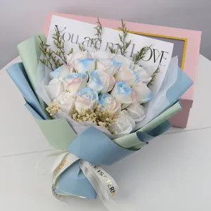 Vista completa del ramo de rosas de jabón azul hielo con tarjeta y caja de regalo rosa
