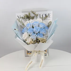 Detalle de un hermoso ramo de rosas de jabón azul hielo y blanco en una caja de regalo