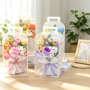 Bouquet di fiori all'uncinetto fatto a mano in scatola regalo trasparente, perfetto.