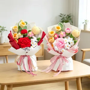 Detailansicht von zwei handgefertigten Häkelrosen-Blumensträußen auf einem Holztisch