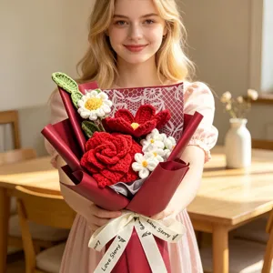 Bouquet di fiori fatti a mano all'uncinetto con rose rosse tenuto come regalo di San Valentino.