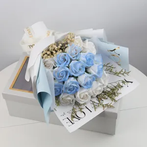Vista detallada de un ramo de rosas de jabón azul y blanco en una caja de regalo premium