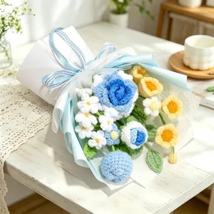 Nahaufnahme eines handgehäkelten Rosenstraußes in blau-weißer Verpackung