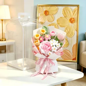 Dettaglio di un mazzo di fiori all'uncinetto fatto a mano con scatola trasparente.