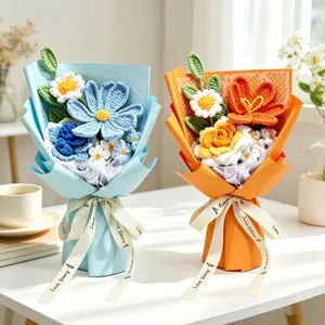 Mazzi di fiori fatti a mano all'uncinetto in blu e arancione come regalo di San Valentino