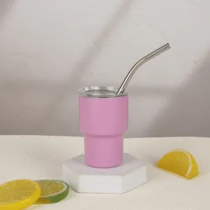 Vista detallada de un mini vaso térmico rosa de acero inoxidable con pajita.