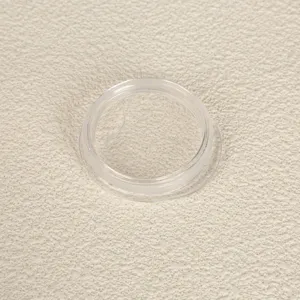 Detalle de tapa de vaso de repuesto transparente, cubierta de taza portátil con abertura de bebida.