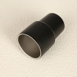 Vista detallada de la mini taza térmica de acero inoxidable de 3oz con cuerpo negro escalonado.