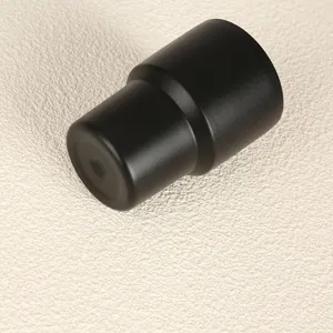 Vista detallada de un mini vaso de acero inoxidable negro, acabado mate y diseño escalonado.