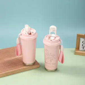 Tasse à café isotherme en acier inox rose avec paille et lanière, beau motif floral.