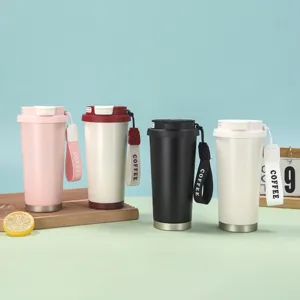 Gros plan détaillé du gobelet à café en acier inoxydable avec sangle de transport.