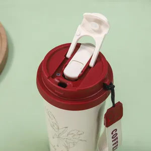 Vue détaillée du couvercle de tasse à café isolée portable avec lanière et double port de boisson.